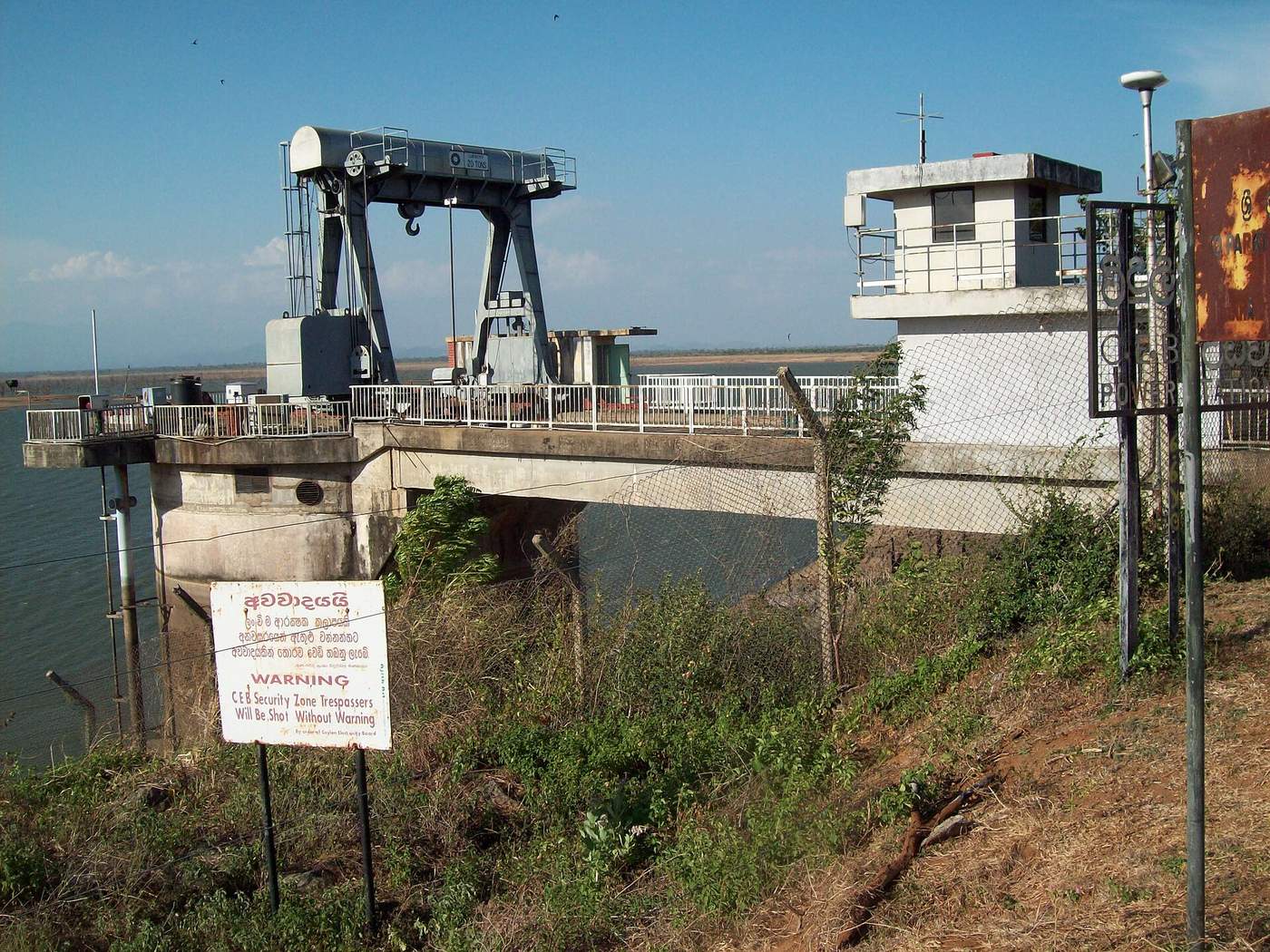 Udawalawe reservoir at the edge of the national park