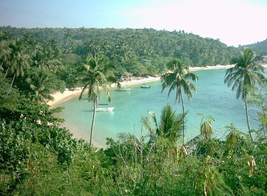 The curve of Unawatuna Bay seen from the beach, Sri Lanka